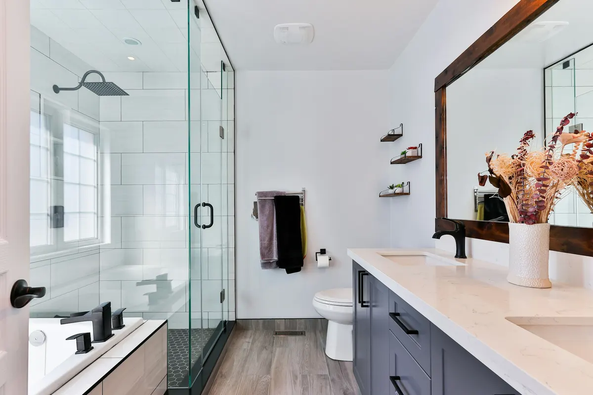 Modern saniertes Badezimmer mit Dusche und Waschtisch